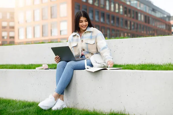 Wesoła Studentka Siedzi Krawężniku Laptopem Notebookiem Studiując Zrelaksowanym Środowisku Miejskim — Zdjęcie stockowe