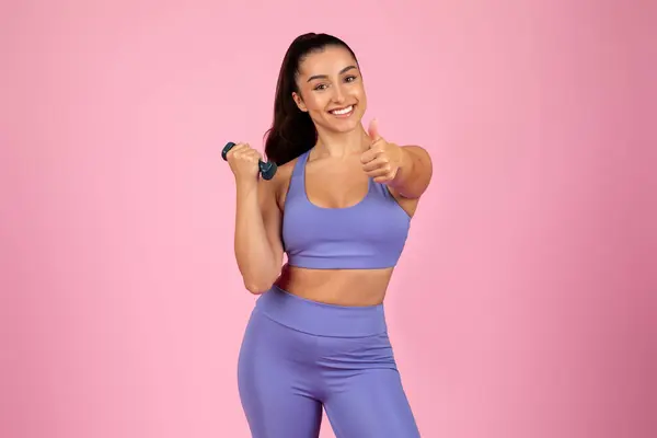 Confident Woman Workout Attire Gives Thumbs While Holding Dumbbells Pink — Stock Photo, Image
