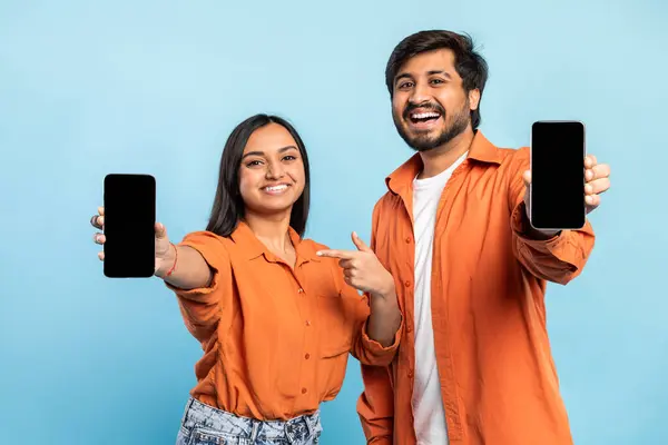 Glada Indian Par Orange Dela Ett Ögonblick Med Mobiltelefoner Som — Stockfoto