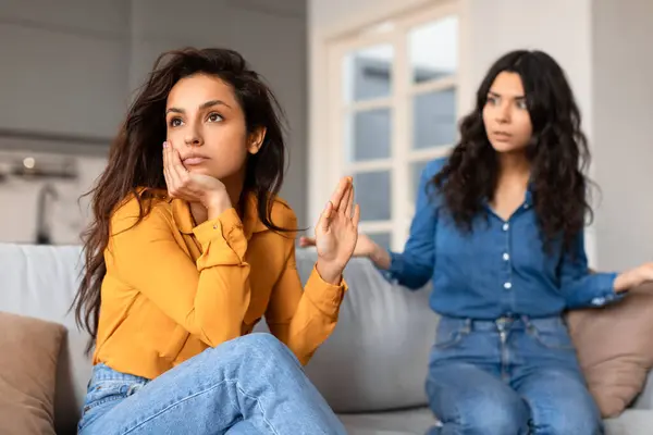 Offended Young Woman Yellow Top Appears Upset While Conversing Another — Stock Photo, Image