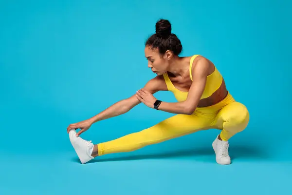 Geconcentreerde Afro Amerikaanse Sportvrouw Levendige Gele Sportkleding Strekt Zich Uit — Stockfoto