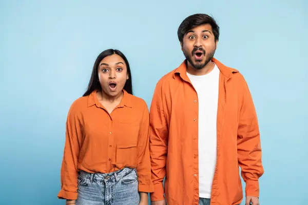 Expressive Indian Pair Displaying Surprise Enthusiasm Plain Blue Background Perfect — Stock Photo, Image