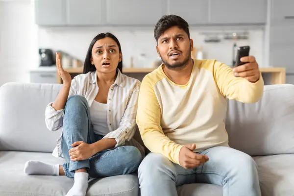 Indisches Paar Das Auf Einer Couch Sitzt Zeigt Sich Schockiert — Stockfoto