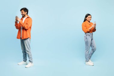 Telefonlarına dalmış Hintli erkek ve kadın, dijital çağda izolasyon temalarını öne süren mavi bir zemin üzerinde dururlar.