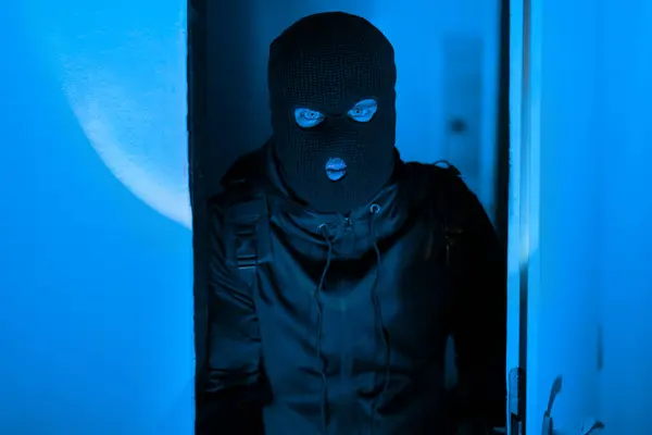 Gölgeli Bir Adam Maskeli Bir Hırsız Bir Kapı Çerçevesinde Duruyor — Stok fotoğraf