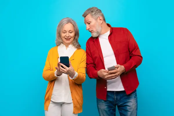Jealous Senior Husband Peeking Wifes Smartphone While She Texting Friend — Stock Photo, Image