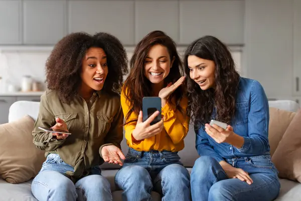 Mulheres Multirraciais Excitadas Compartilham Momento Surpresa Olhando Para Conteúdo Smartphone — Fotografia de Stock