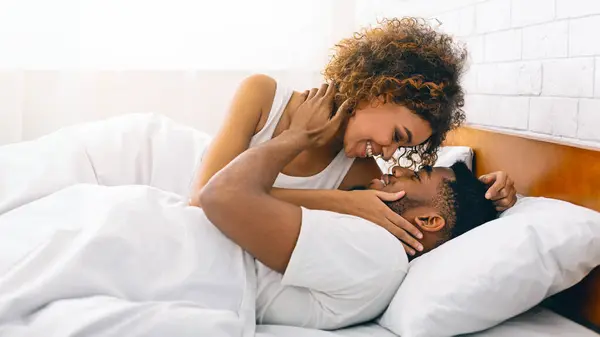 Прекрасное Утро Вместе Афро Американская Девушка Целует Свою Возлюбленную Постели — стоковое фото