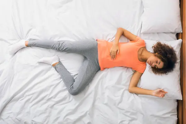 Entzückte Afrikanisch Amerikanische Frau Mit Angenehmen Traum Bett Schlafend Von — Stockfoto
