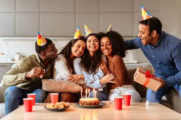 Gli Amici Multirazziali Abbracciano Godono Festività Una Festa Compleanno Ambiente — Foto Stock