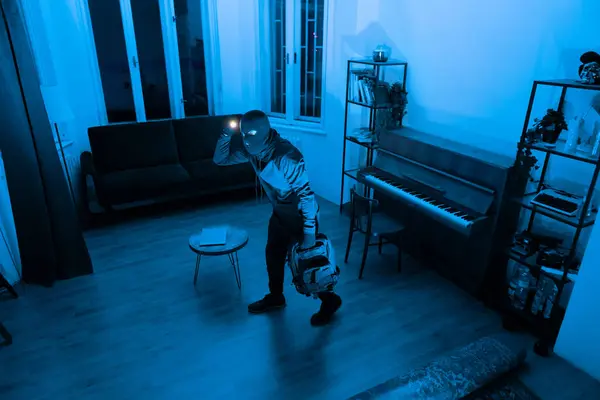 Hombre Ladrón Con Máscara Exploración Apartamento Oscuro Con Linterna Celebración —  Fotos de Stock