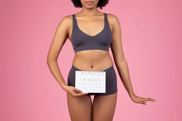 Young African American Woman Sports Bra Holding Menstrual Cycle Calendar — Stock Photo, Image