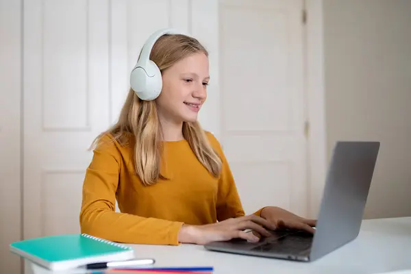Young Teen Girl Sitting Desk Focused Laptop Screen Wearing Headphones — Stock Photo, Image