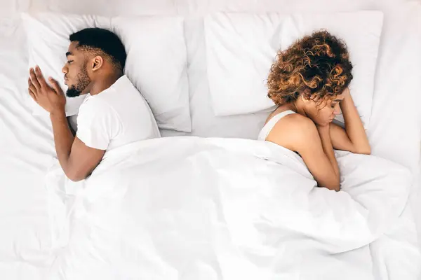 Problema Relazione Coppia Afro Americana Sconvolta Che Dorme Separatamente Sul — Foto Stock