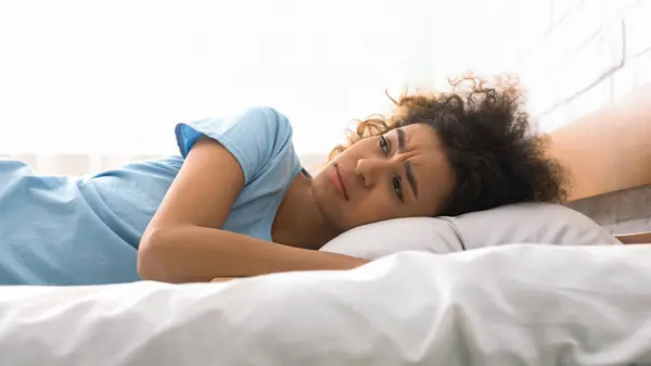 Nieszczęśliwa Kobieta Cierpi Bezsenność Leżąc Łóżku Rano — Zdjęcie stockowe