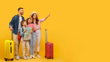 Dört kişilik neşeli bir aile, bavulları ve haritası var, günlük kıyafetler giyiyorlar, sarı arka planda bir tatil macerasına hazırlar.