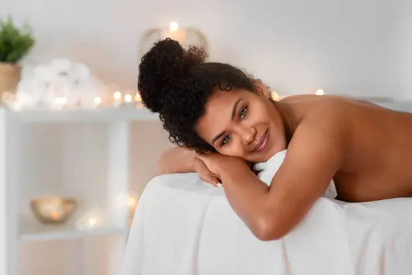 Joyful African American Woman Enjoys Relaxing Moment Smiling While Resting — Stock Photo, Image