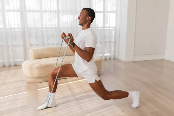 Aktif Afrikalı Amerikalı Adam Bacaklarını Işık Dolu Çağdaş Bir Alanda — Stok fotoğraf
