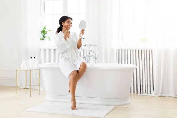 Una Atractiva Dama Afroamericana Albornoz Sostiene Espejo Disfrutando Reflejo Baño — Foto de Stock