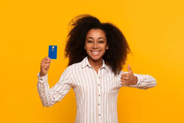 Glimlachende Jonge Afro Amerikaanse Vrouw Met Kredietkaart Goedkeuringsbord Tegen Een — Stockfoto