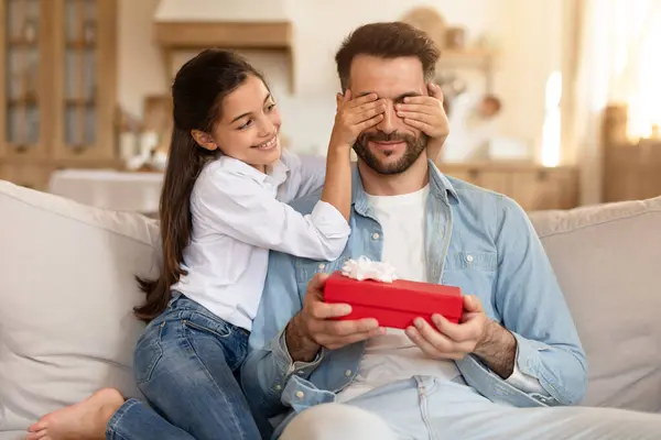 Eine Entzückte Tochter Überrascht Ihren Vater Mit Einem Geschenk Mit — Stockfoto