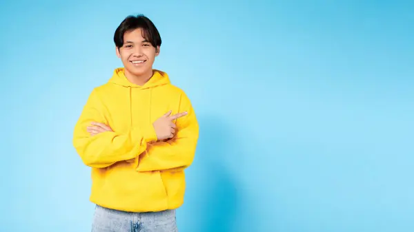 Young Asian Guy Wearing Yellow Sweatshirt Smiling Confidence Arms Crossed — Stock Photo, Image