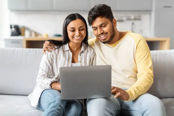 Indian Man Woman Sitting Couch Both Focused Laptop Screen Front — Stock Photo, Image