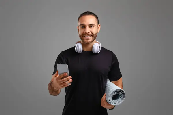 Fit Man Sportswear Holds Yoga Mat His Arm Smartphone Ready — Stock Photo, Image