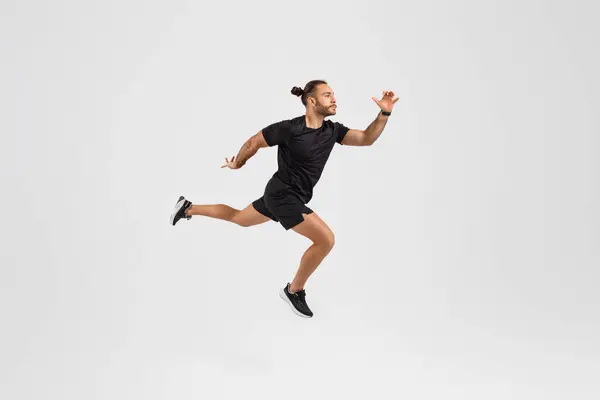 Homem Enérgico Sportswear Capturou Meio Passo Ilustrando Movimento Vitalidade Uma — Fotografia de Stock