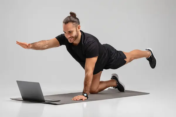 Athletic Man Doing Plank Exercise Front Laptop Yoga Mat Signifying — Stock Photo, Image