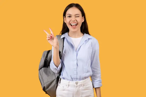 Young Woman Casual Attire Makes Peace Sign While Laughing Backpack — Stock Photo, Image