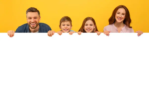 Radostná Rodina Drží Široký Prázdný Bílý Prapor Vhodný Pro Reklamu — Stock fotografie
