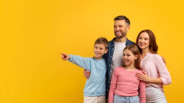 Dört aile ferdi sevinçle kenarı işaret ediyor, heyecan ve merakı simgeliyor, kopyalama alanı