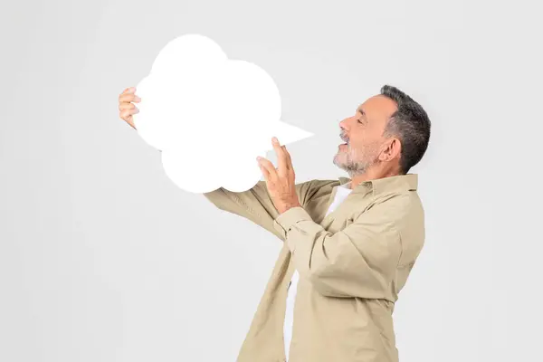 Senior Man Interactively Holding Out Blank Speech Bubble Suitable Customizable — Stockfoto