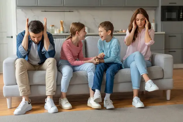 Family Living Room Tension Evident Parents Frustrated Children Arguing — Stock Photo, Image