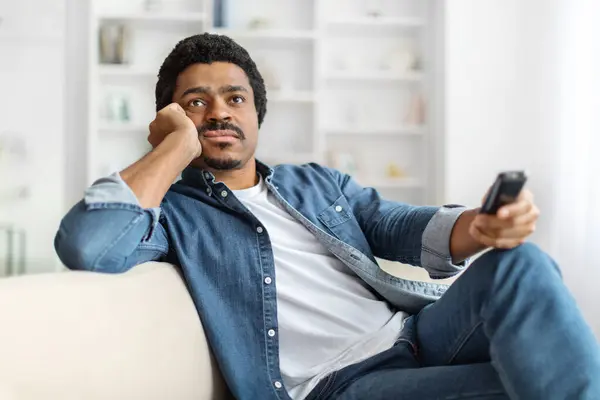 Entspannter Schwarzer Mann Sitzt Gemütlich Auf Der Couch Hält Eine — Stockfoto