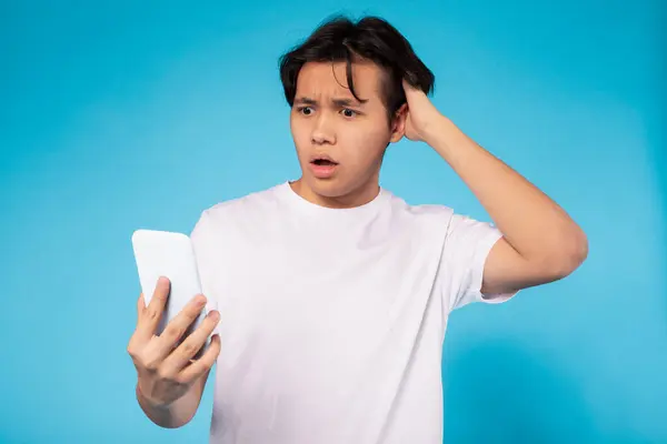 Asian Teenager Experiencing Surprise Shock While Looking His Smartphone Screen — Stock Photo, Image
