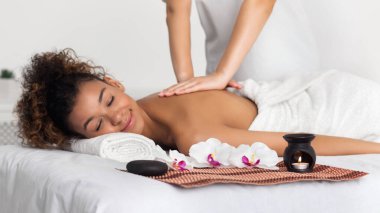 Aroma masaj spa salonda zevk, Kapalı gözlerle rahatlatıcı bir Afrikalı-Amerikalı kadın