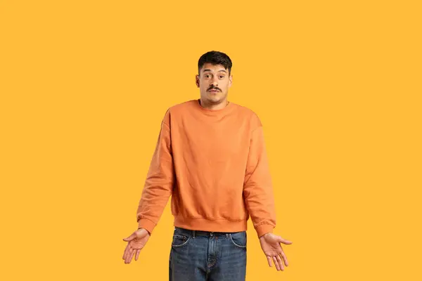 Verwirrter Mann Mit Schnurrbart Orangefarbenen Pullover Zuckt Mit Den Schultern — Stockfoto