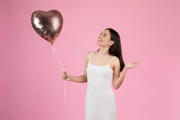 Image Ladys Hand Holding Single Heart Shaped Balloon Exhibiting Summer — Stock fotografie