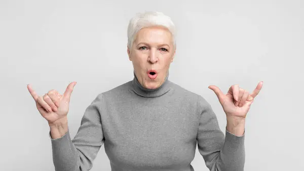 Amused Senior European Woman Makes Jumbo Gesture Grey Background Expressing — Stock Photo, Image