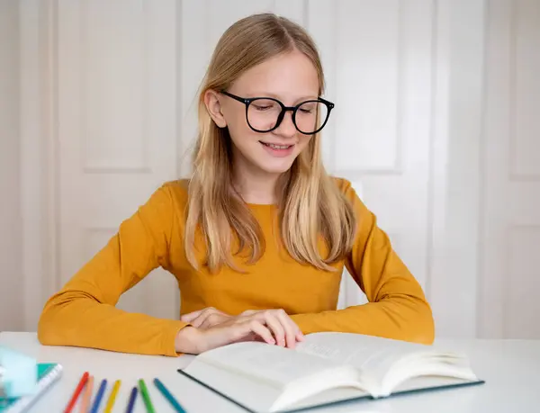 Uma Jovem Que Usa Óculos Senta Uma Mesa Com Livro — Fotografia de Stock