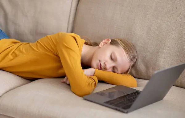 Young Female Child Laying Couch Feeling Asleep Using Laptop Front — Stock Photo, Image