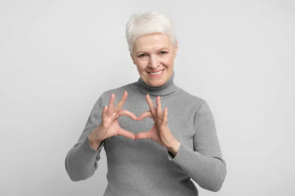 Uczuciowa Starsza Europejka Tworzy Rękami Kształt Serca Wzruszający Obraz S3Niorlife — Zdjęcie stockowe