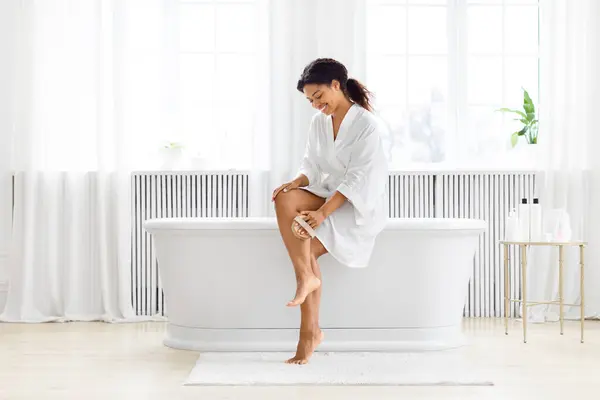 Image Showcases Relaxed Stylish Moment African American Woman Edge Bathtub — Stock Photo, Image