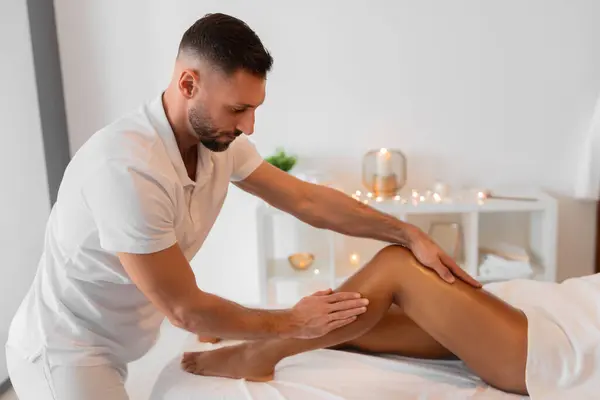 Focused Masseur Attentively Works African American Womans Leg Muscles Ensuring — Stock Photo, Image
