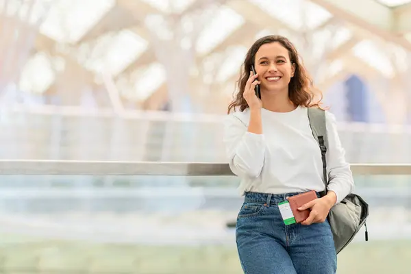 Mujer Sonriente Caminando Hablando Teléfono Celular Aeropuerto Feliz Joven Mujer —  Fotos de Stock