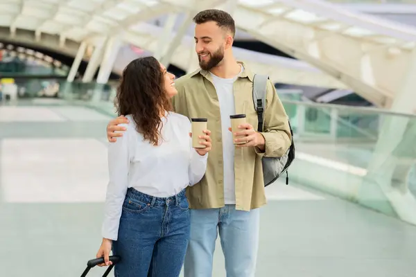 Glückliches Paar Spaziert Mit Kaffee Zum Mitnehmen Durch Einen Flughafen — Stockfoto