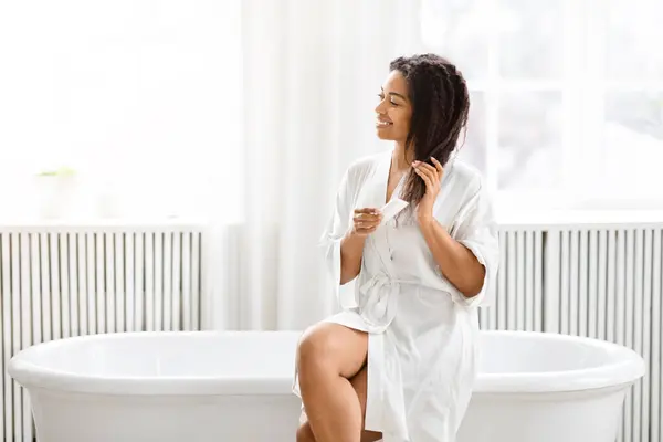 Elegant Minimalistic Setting African American Woman Performs Personal Grooming Routine — Stock Photo, Image