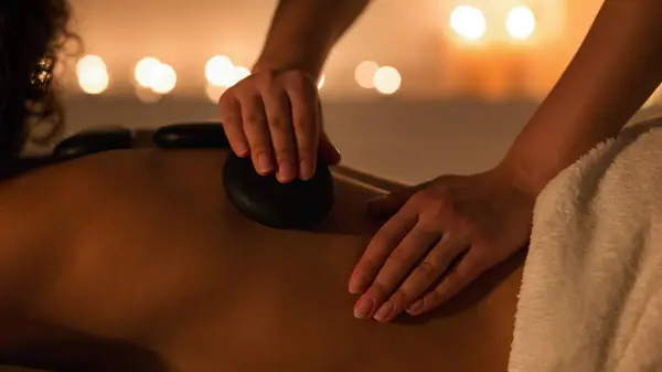 Frau Bekommt Heiße Steine Rückenmassage Wellness Salon Mit Duftkerzen Auf — Stockfoto